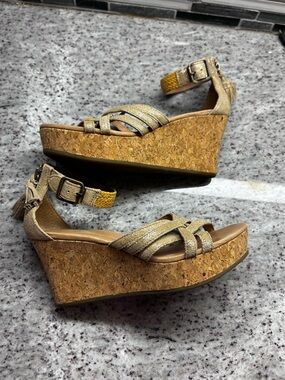 Ugg Lillie Wedge Sandals in Metallic Gold with Cork Platform size 6